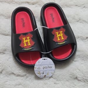Harry Potter Hogwarts Men's Slide Sandals - Black and Red